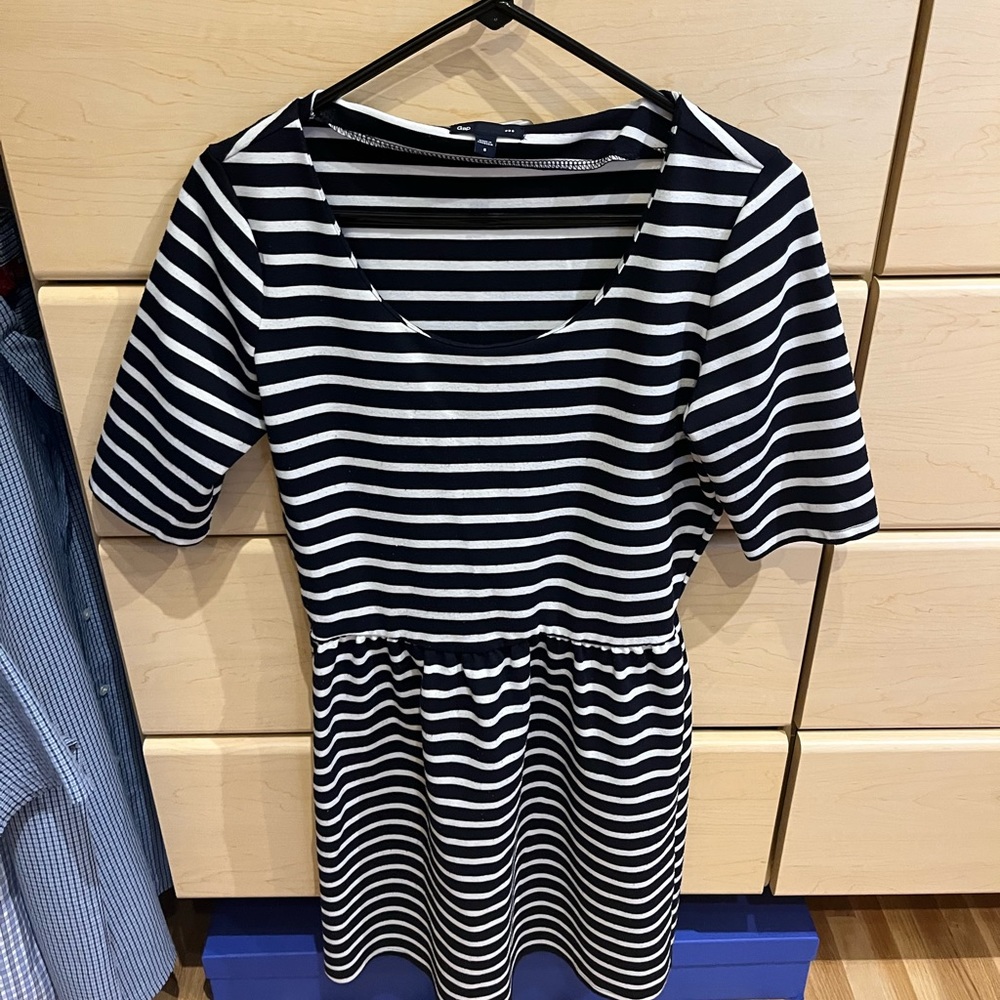 Black and white, striped, comes from gap